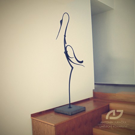 Kovaný pták, umístěn v interiéru